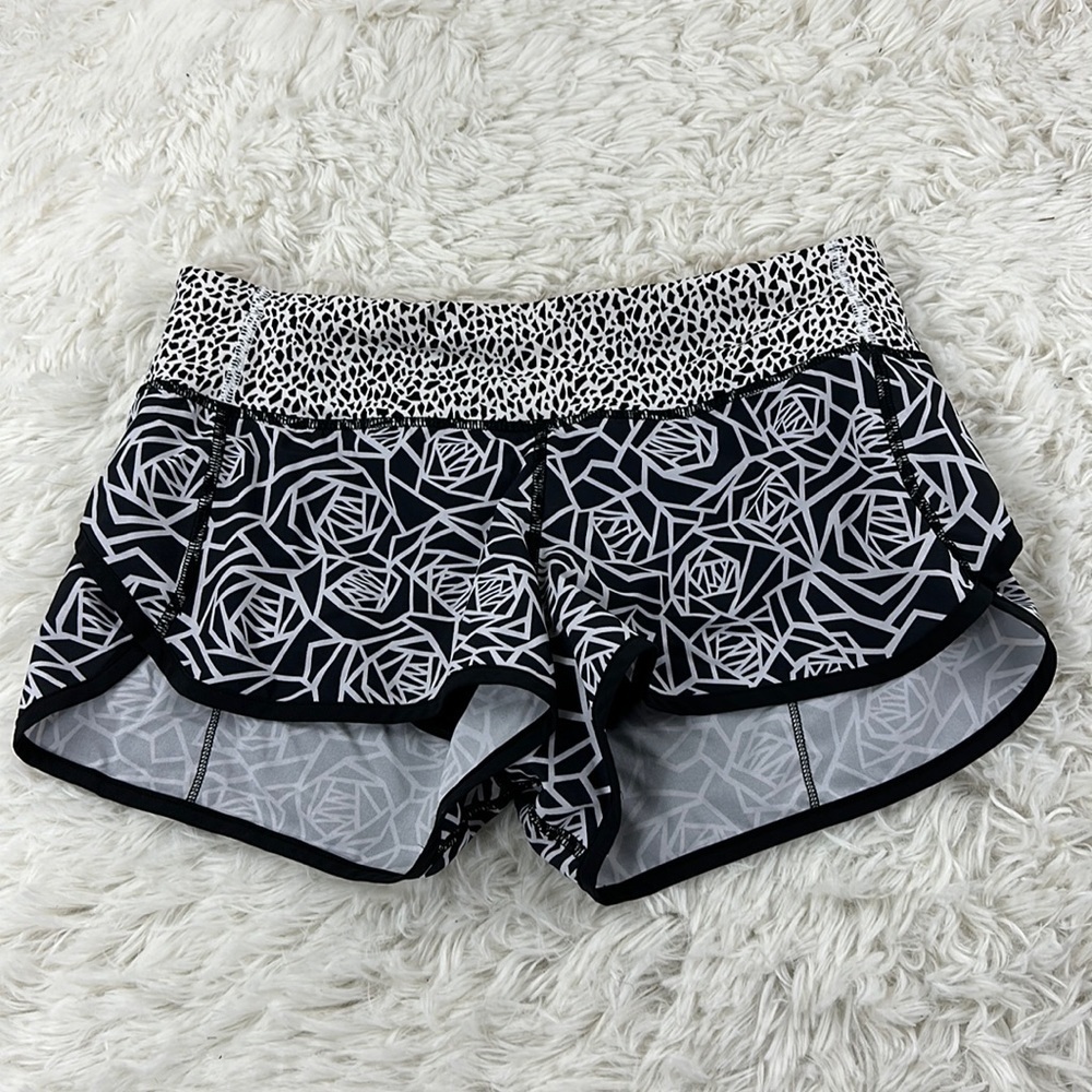 Lululemon Speed Short Posey Black White / Miss Mosaic Black / Black